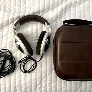 Sennheiser HD599 wired headphones
